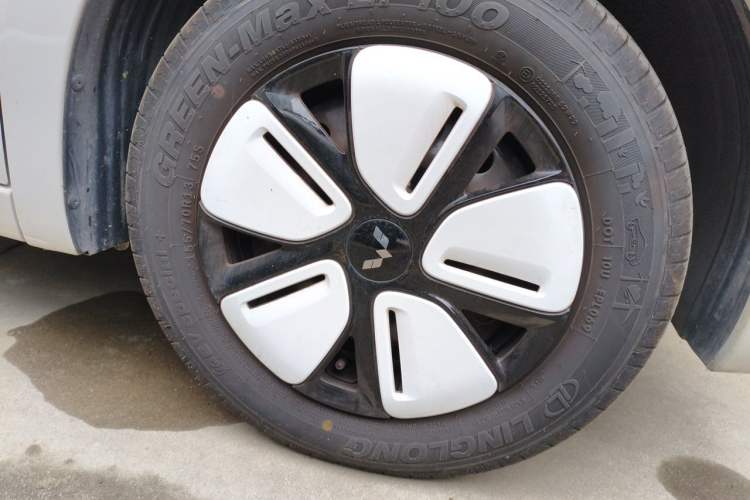 Used Wuling Hongguang MINIEV 2025 Four-Door Version Advanced Edition Right Front Wheel Hub
