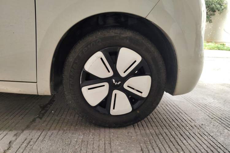 Used Wuling Hongguang MINIEV 2025 Four-Door Version Advanced Edition Right Front Wheel Hub