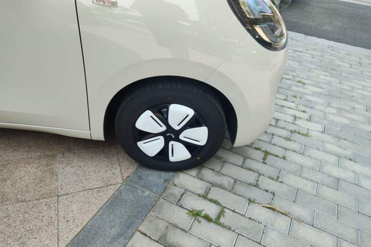 Used Wuling Hongguang MINIEV 2025 Four-Door Version Advanced Edition Right Front Wheel Hub