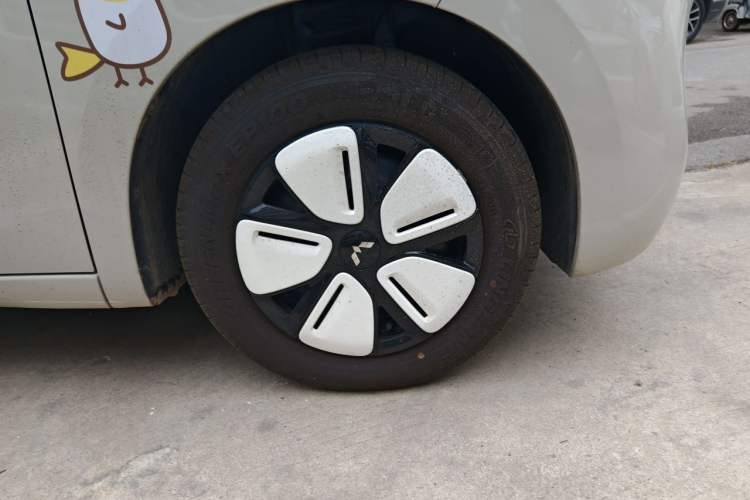 Used Wuling Hongguang MINIEV 2025 Four-Door Version Advanced Edition Right Front Wheel Hub