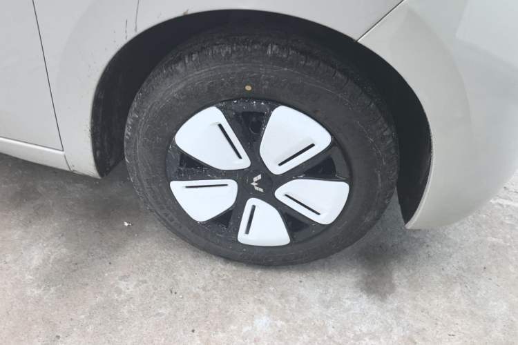 Used Wuling Hongguang MINIEV 2025 Four-Door Version Advanced Edition Right Front Wheel Hub