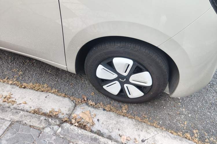 Used Wuling Hongguang MINIEV 2025 Four-Door Version Advanced Edition Right Front Wheel Hub