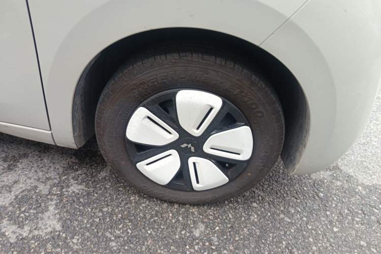 Used Wuling Hongguang MINIEV 2025 Four-Door Version Advanced Edition Right Front Wheel Hub