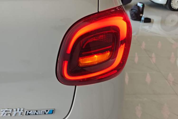 Used Wuling Hongguang MINIEV 2025 Four-Door Version Advanced Edition Right Rear Taillight
