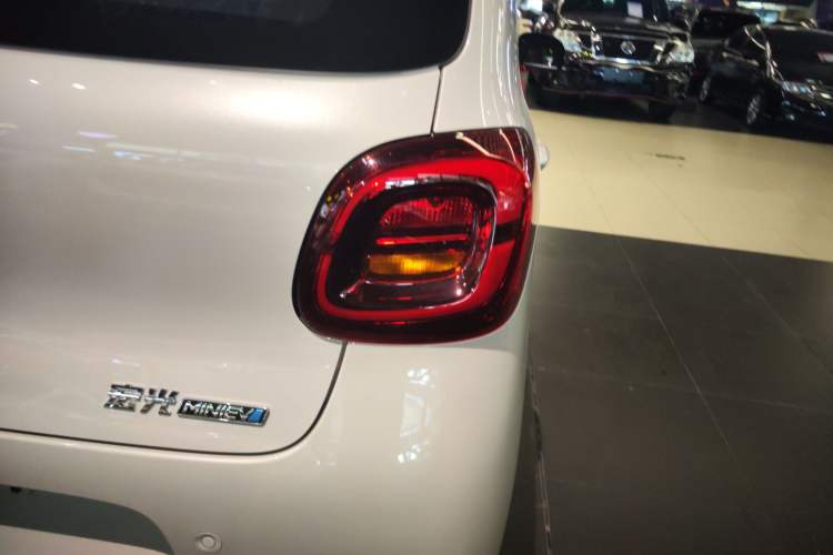 Used Wuling Hongguang MINIEV 2025 Four-Door Version Advanced Edition Right Rear Taillight