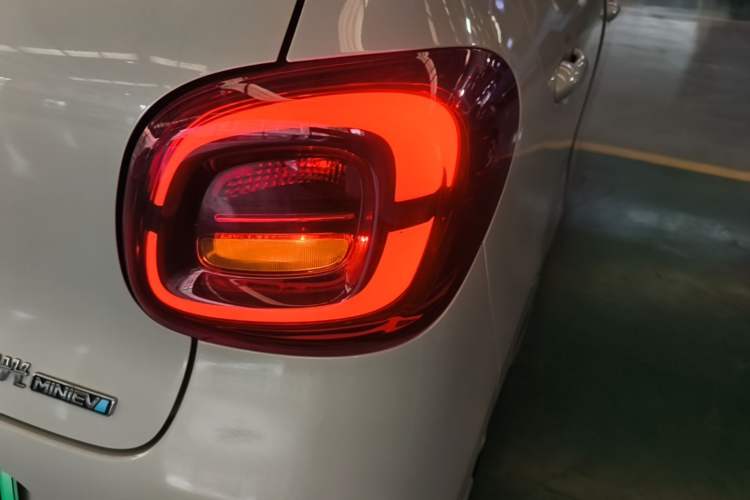 Used Wuling Hongguang MINIEV 2025 Four-Door Version Advanced Edition Right Rear Taillight