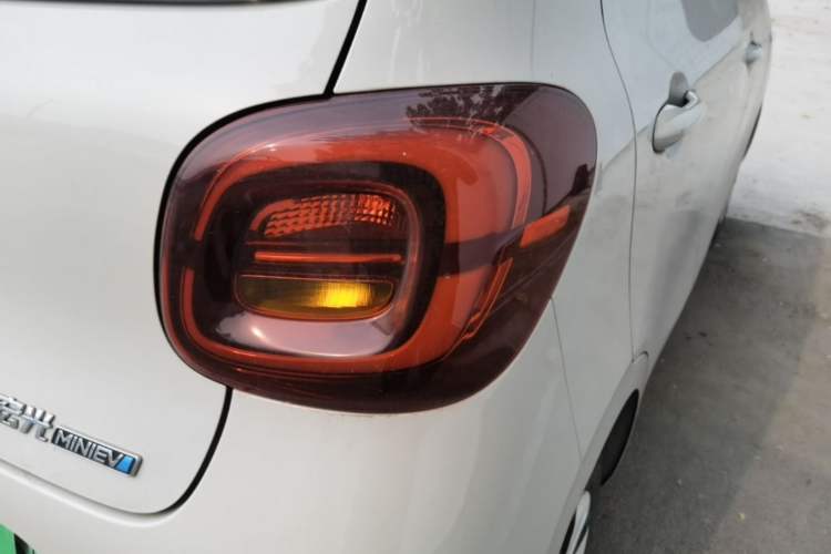 Used Wuling Hongguang MINIEV 2025 Four-Door Version Advanced Edition Right Rear Taillight