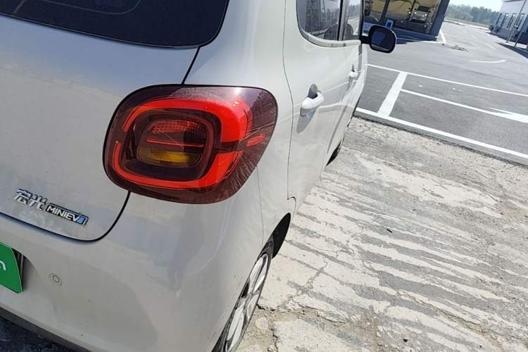 Used Wuling Hongguang MINIEV 2025 Four-Door Version Advanced Edition Right Rear Taillight
