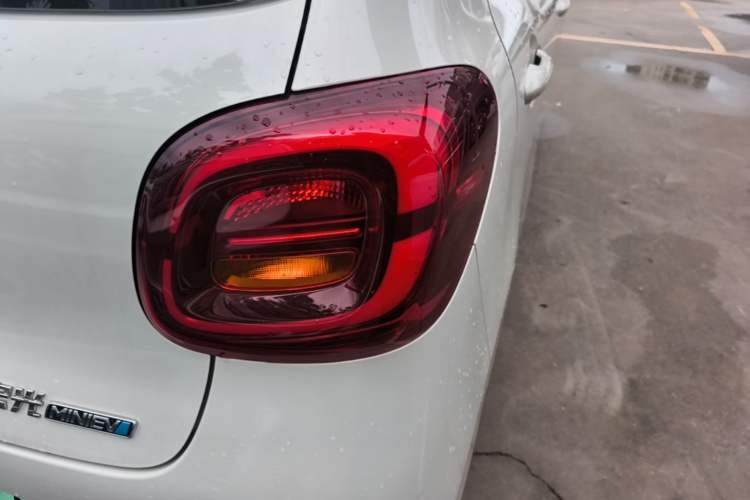 Used Wuling Hongguang MINIEV 2025 Four-Door Version Advanced Edition Right Rear Taillight