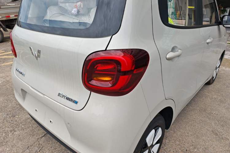 Used Wuling Hongguang MINIEV 2025 Four-Door Version Advanced Edition Right Rear Taillight