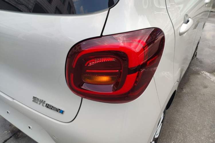 Used Wuling Hongguang MINIEV 2025 Four-Door Version Advanced Edition Right Rear Taillight