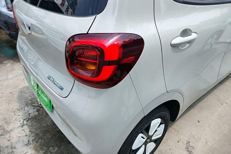 Used Wuling Hongguang MINIEV 2025 Four-Door Version Advanced Edition Right Rear Taillight