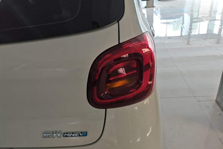 Used Wuling Hongguang MINIEV 2025 Four-Door Version Advanced Edition Right Rear Taillight