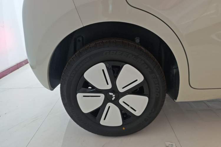 Used Wuling Hongguang MINIEV 2025 Four-Door Version Advanced Edition Right Rear Wheel Hub