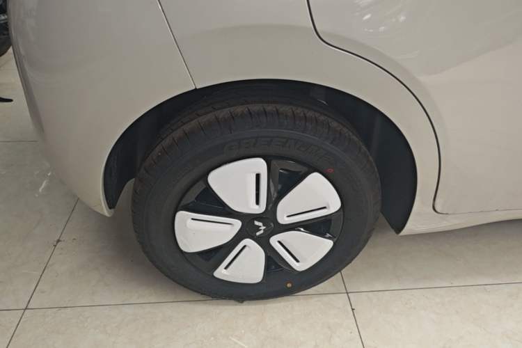 Used Wuling Hongguang MINIEV 2025 Four-Door Version Premium Edition Right Rear Wheel Hub