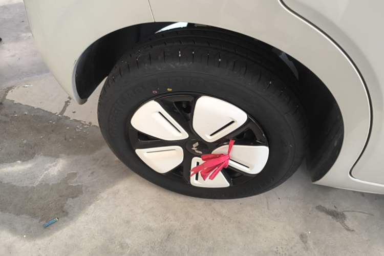 Used Wuling Hongguang MINIEV 2025 Four-Door Version Advanced Edition Right Rear Wheel Hub