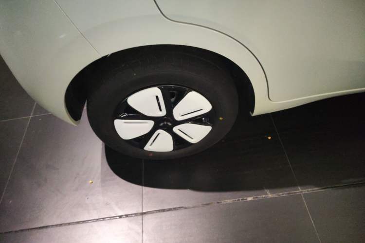 Used Wuling Hongguang MINIEV 2025 Four-Door Version Advanced Edition Right Rear Wheel Hub