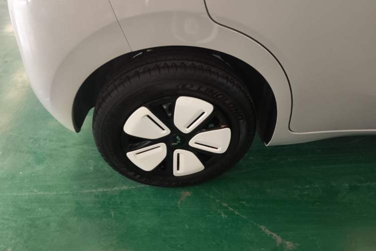 Used Wuling Hongguang MINIEV 2025 Four-Door Version Advanced Edition Right Rear Wheel Hub