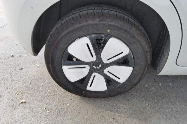 Used Wuling Hongguang MINIEV 2025 Four-Door Version Advanced Edition Right Rear Wheel Hub