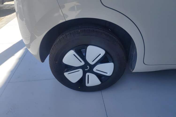 Used Wuling Hongguang MINIEV 2025 Four-Door Version Advanced Edition Right Rear Wheel Hub