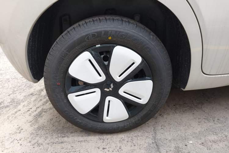 Used Wuling Hongguang MINIEV 2025 Four-Door Version Advanced Edition Right Rear Wheel Hub