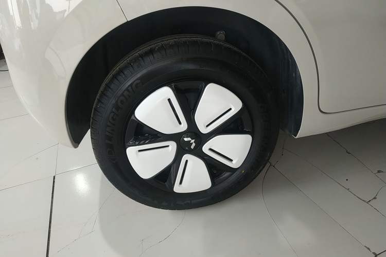 Used Wuling Hongguang MINIEV 2025 Four-Door Version Advanced Edition Right Rear Wheel Hub