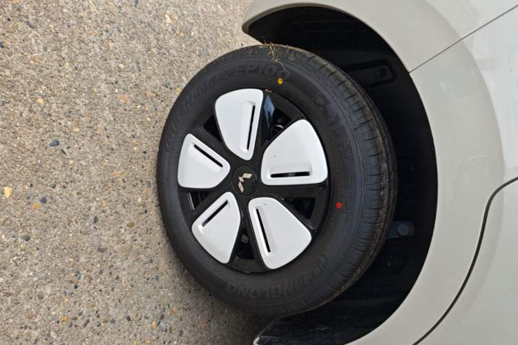 Used Wuling Hongguang MINIEV 2025 Four-Door Version Advanced Edition Right Rear Wheel Hub