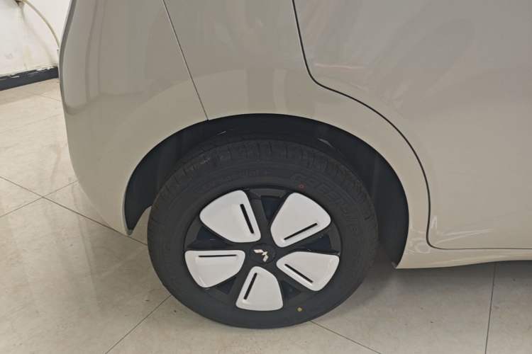 Used Wuling Hongguang MINIEV 2025 Four-Door Version Premium Edition Right Rear Wheel Hub