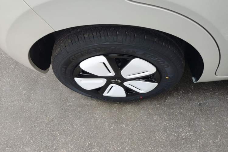 Used Wuling Hongguang MINIEV 2025 Four-Door Version Advanced Edition Right Rear Wheel Hub