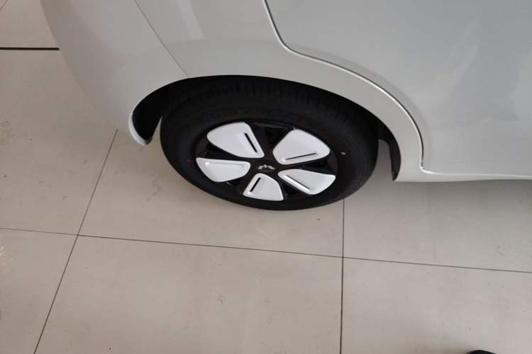 Used Wuling Hongguang MINIEV 2025 Four-Door Version Advanced Edition Right Rear Wheel Hub