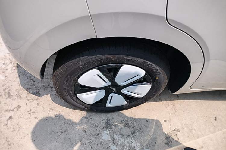 Used Wuling Hongguang MINIEV 2025 Four-Door Version Advanced Edition Right Rear Wheel Hub