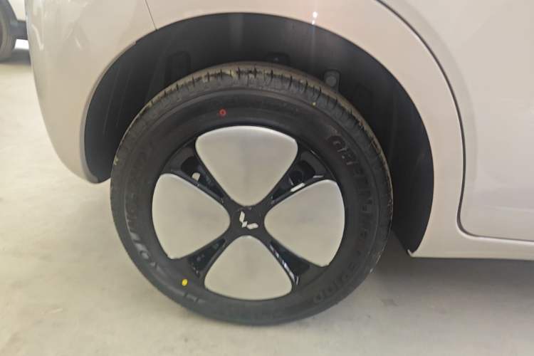 Used Wuling Hongguang MINIEV 2025 Four-Door Version Advanced Edition Right Rear Wheel Hub