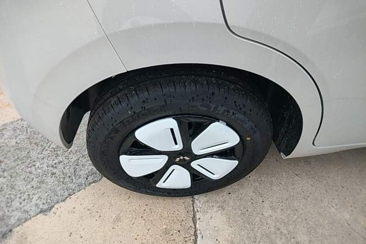 Used Wuling Hongguang MINIEV 2025 Four-Door Version Advanced Edition Right Rear Wheel Hub