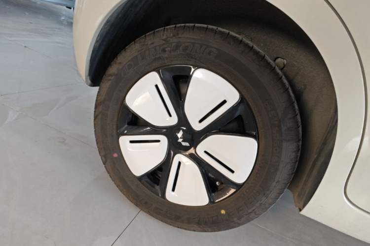 Used Wuling Hongguang MINIEV 2025 Four-Door Version Advanced Edition Right Rear Wheel Hub