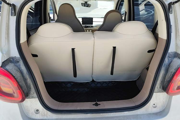 Used Wuling Hongguang MINIEV 2025 Four-Door Version Advanced Edition Trunk