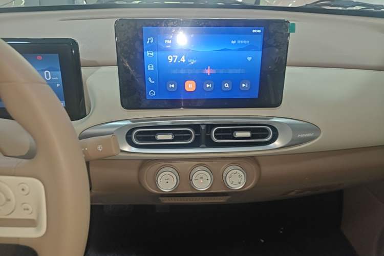 Used Wuling Hongguang MINIEV 2025 Four-Door Version Zhenxiang+ Edition Audio And AC Panel