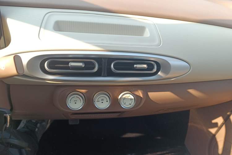 Used Wuling Hongguang MINIEV 2025 Four-Door Version Advanced Edition Audio And AC Panel