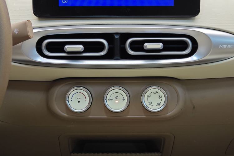 Used Wuling Hongguang MINIEV 2025 Four-Door Version Premium Edition Audio And AC Panel