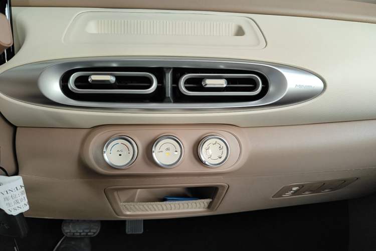 Used Wuling Hongguang MINIEV 2025 Four-Door Version Advanced Edition Audio And AC Panel