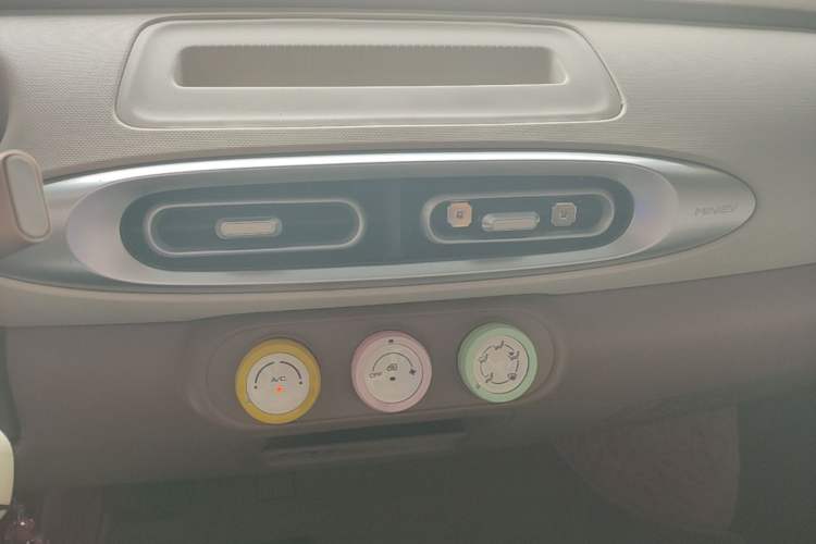Used Wuling Hongguang MINIEV 2025 Four-Door Version Advanced Edition Audio And AC Panel