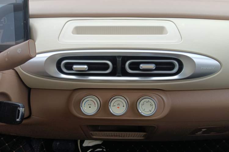 Used Wuling Hongguang MINIEV 2025 Four-Door Version Advanced Edition Audio And AC Panel