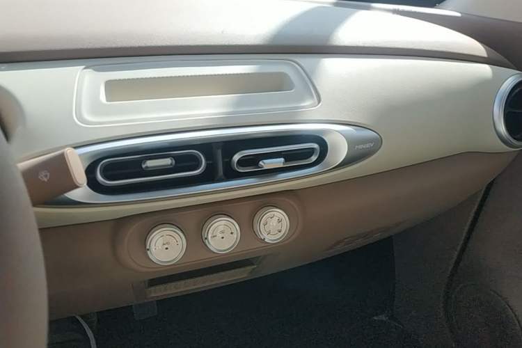 Used Wuling Hongguang MINIEV 2025 Four-Door Version Advanced Edition Audio And AC Panel