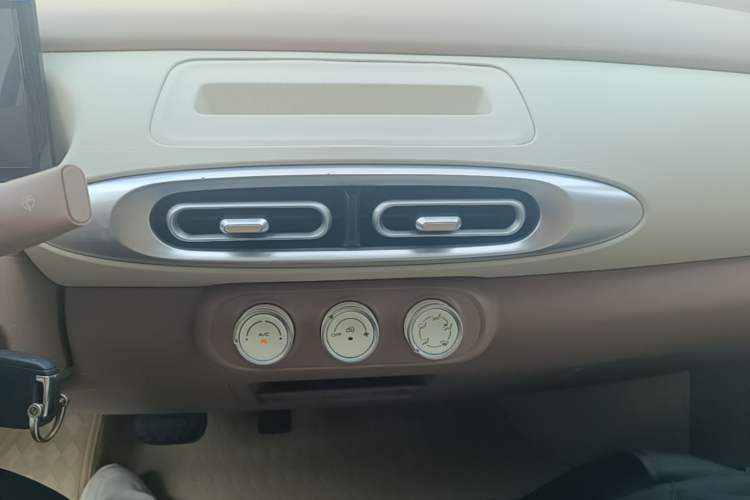 Used Wuling Hongguang MINIEV 2025 Four-Door Version Advanced Edition Audio And AC Panel