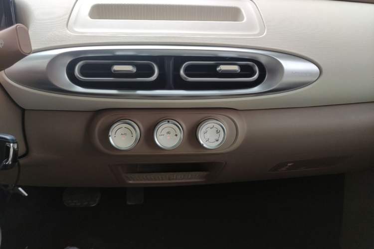 Used Wuling Hongguang MINIEV 2025 Four-Door Version Advanced Edition Audio And AC Panel