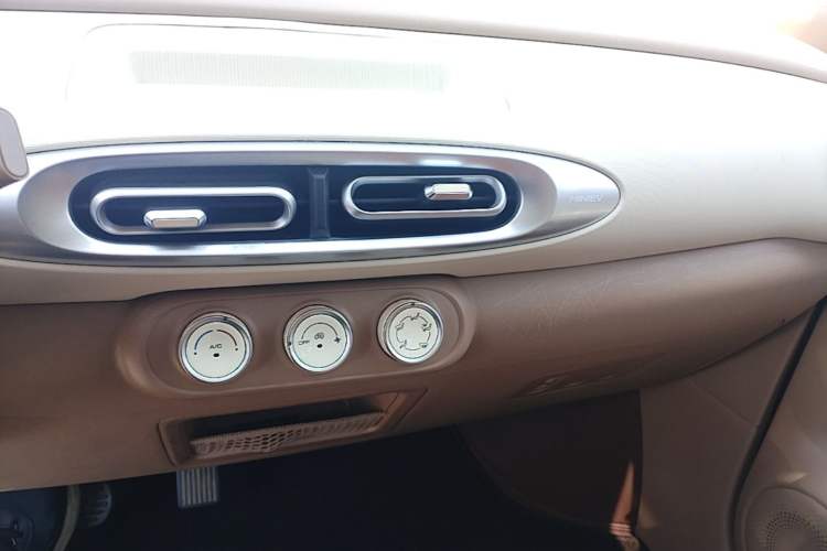 Used Wuling Hongguang MINIEV 2025 Four-Door Version Advanced Edition Audio And AC Panel