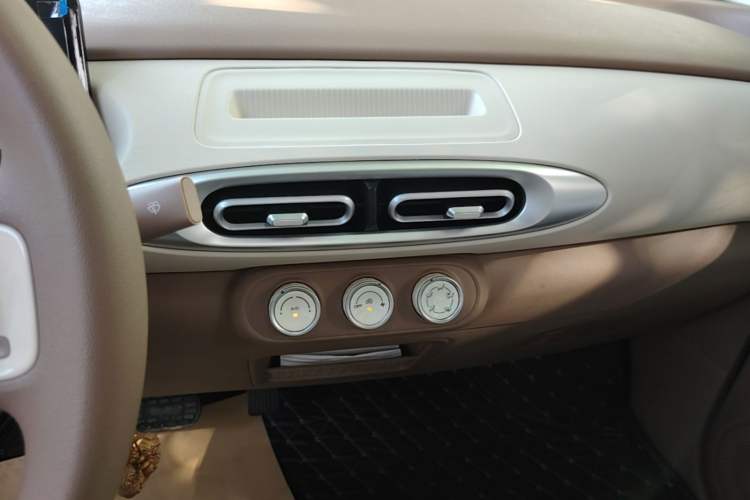Used Wuling Hongguang MINIEV 2025 Four-Door Version Advanced Edition Audio And AC Panel