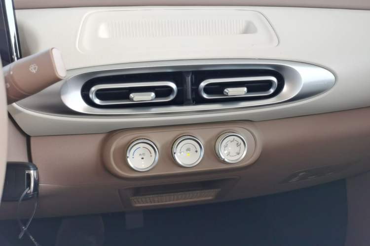 Used Wuling Hongguang MINIEV 2025 Four-Door Version Advanced Edition Audio And AC Panel