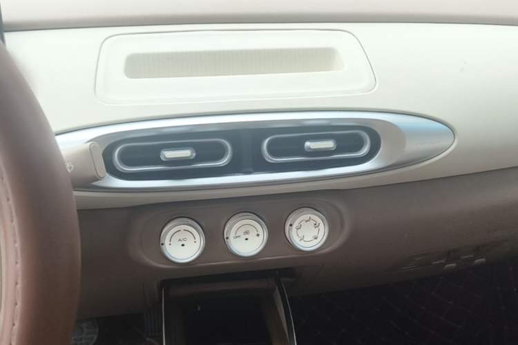 Used Wuling Hongguang MINIEV 2025 Four-Door Version Advanced Edition Audio And AC Panel