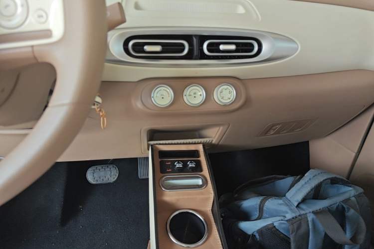 Used Wuling Hongguang MINIEV 2025 Four-Door Version Advanced Edition Audio And AC Panel