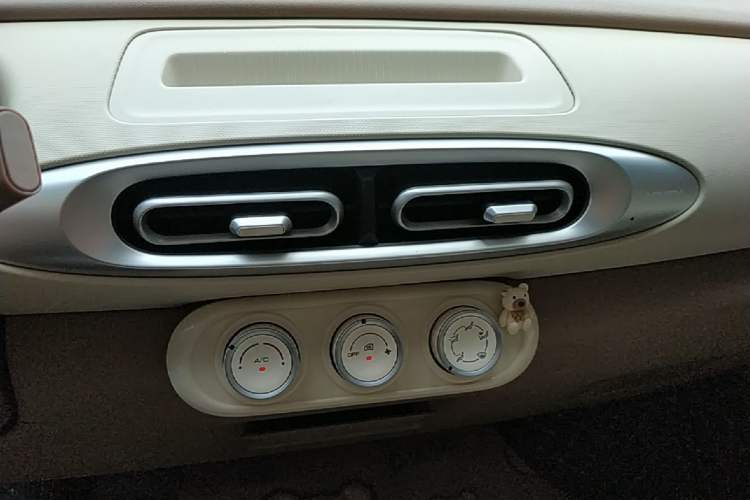 Used Wuling Hongguang MINIEV 2025 Four-Door Version Advanced Edition Audio And AC Panel